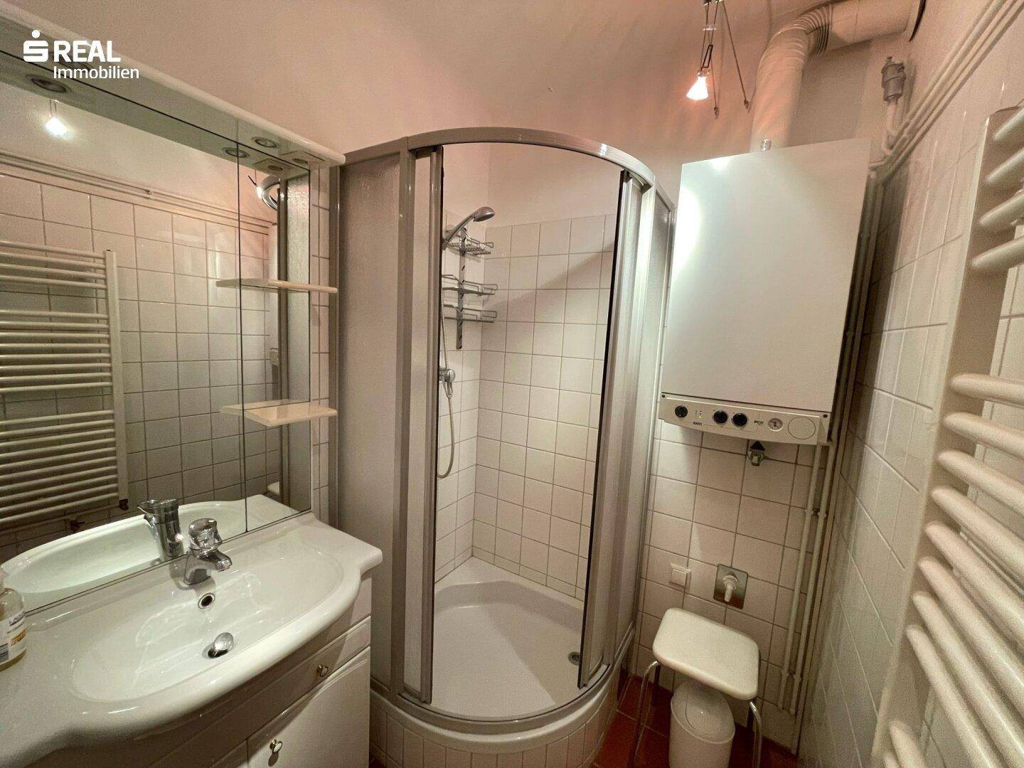 Bad mit Dusche & Waschmaschinenanschluss