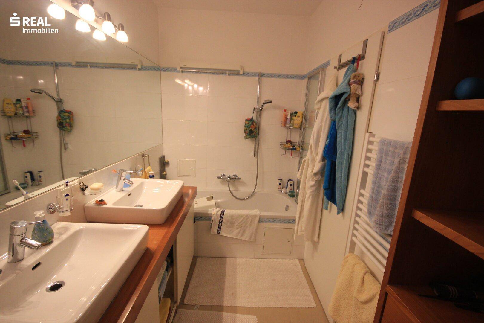 Badezimmer mit Wanne