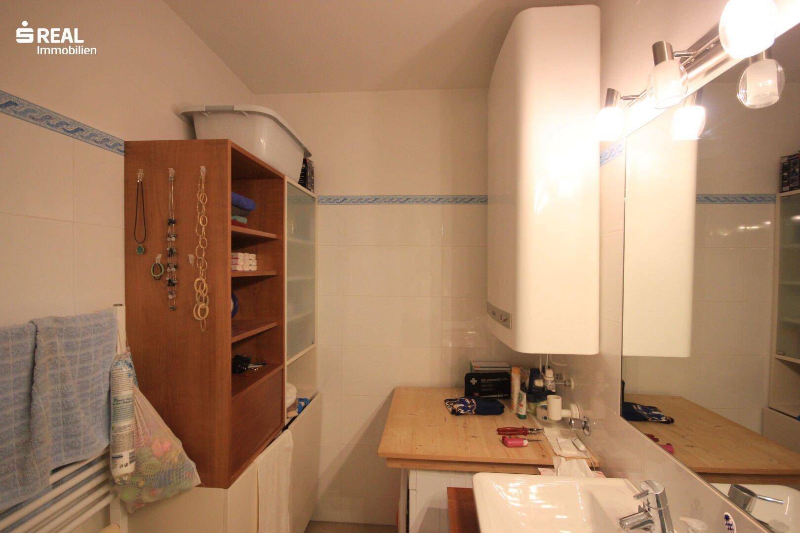 Badezimmer mit Warmwasserboiler