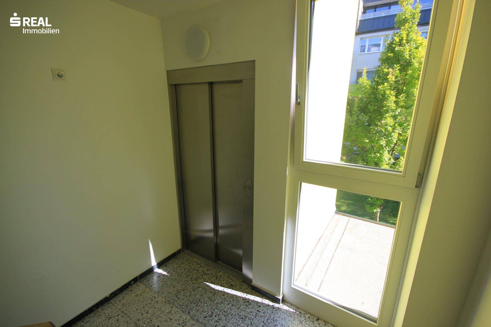 Stiegenhaus mit Lift
