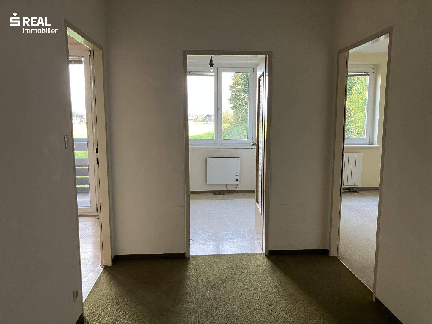 Flur mit Zugang zu allen Räumen