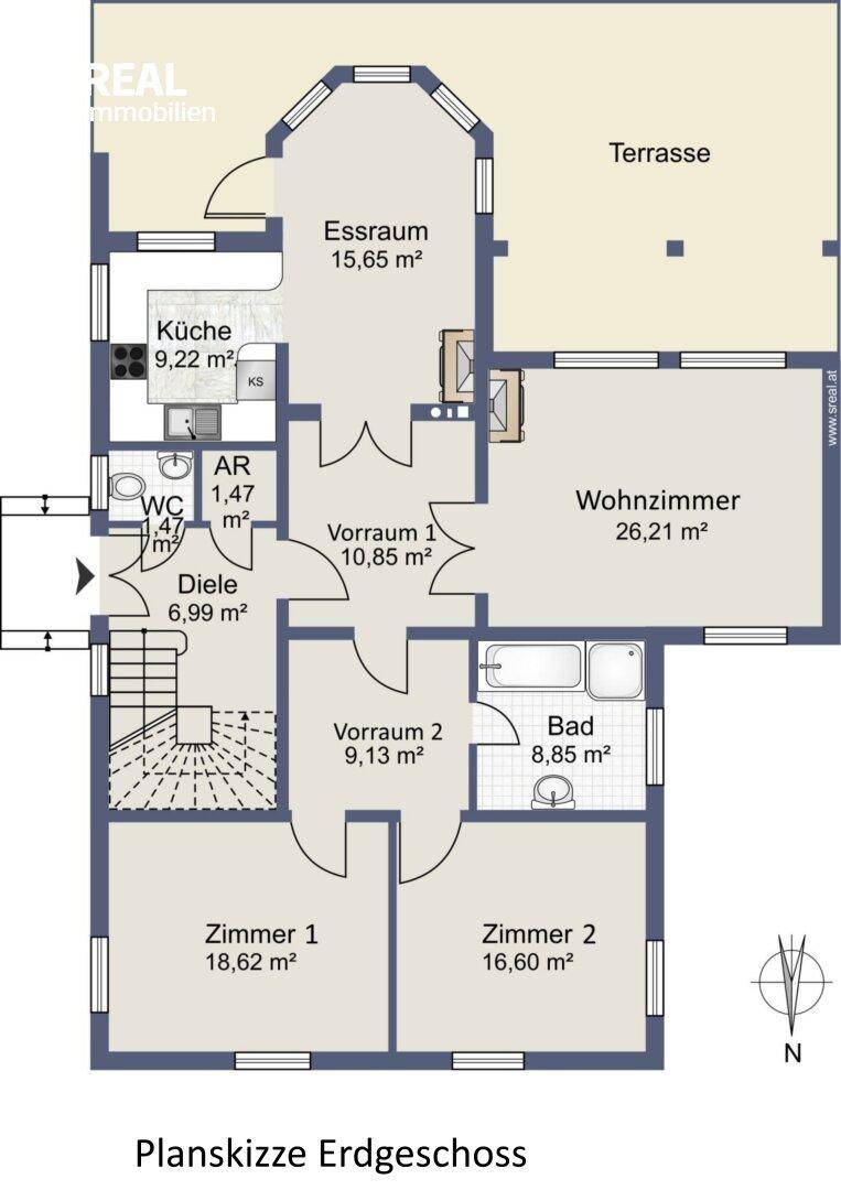 Grundriss des Erdgeschosses mit Wohnzimmer, Esszimmer, Küche, zwei Schlafzimmern und Terrasse.