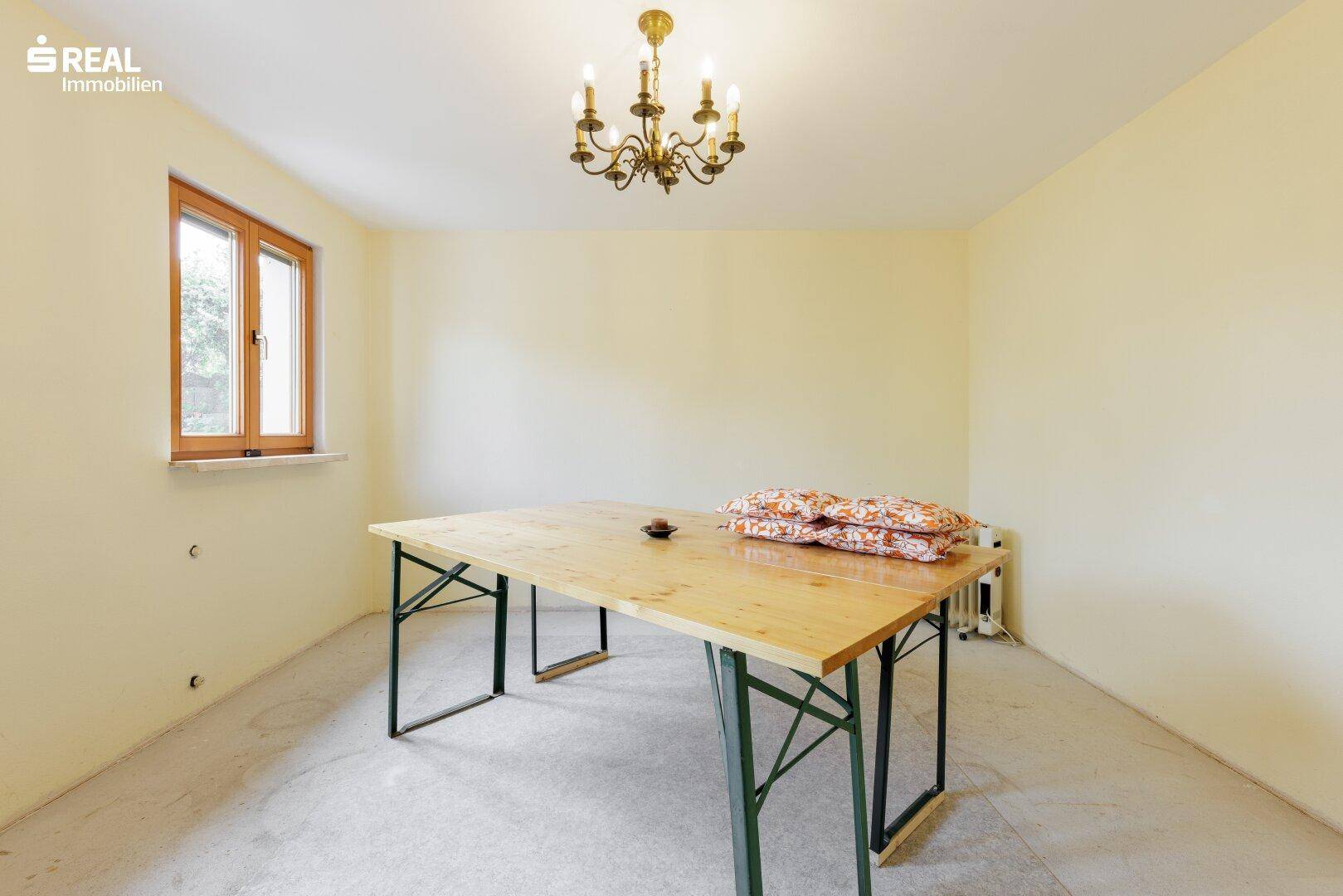 Geräumiger Kellerraum mit einfacher Ausstattung und Fenster, vielseitig nutzbar, ideal für Feiern.