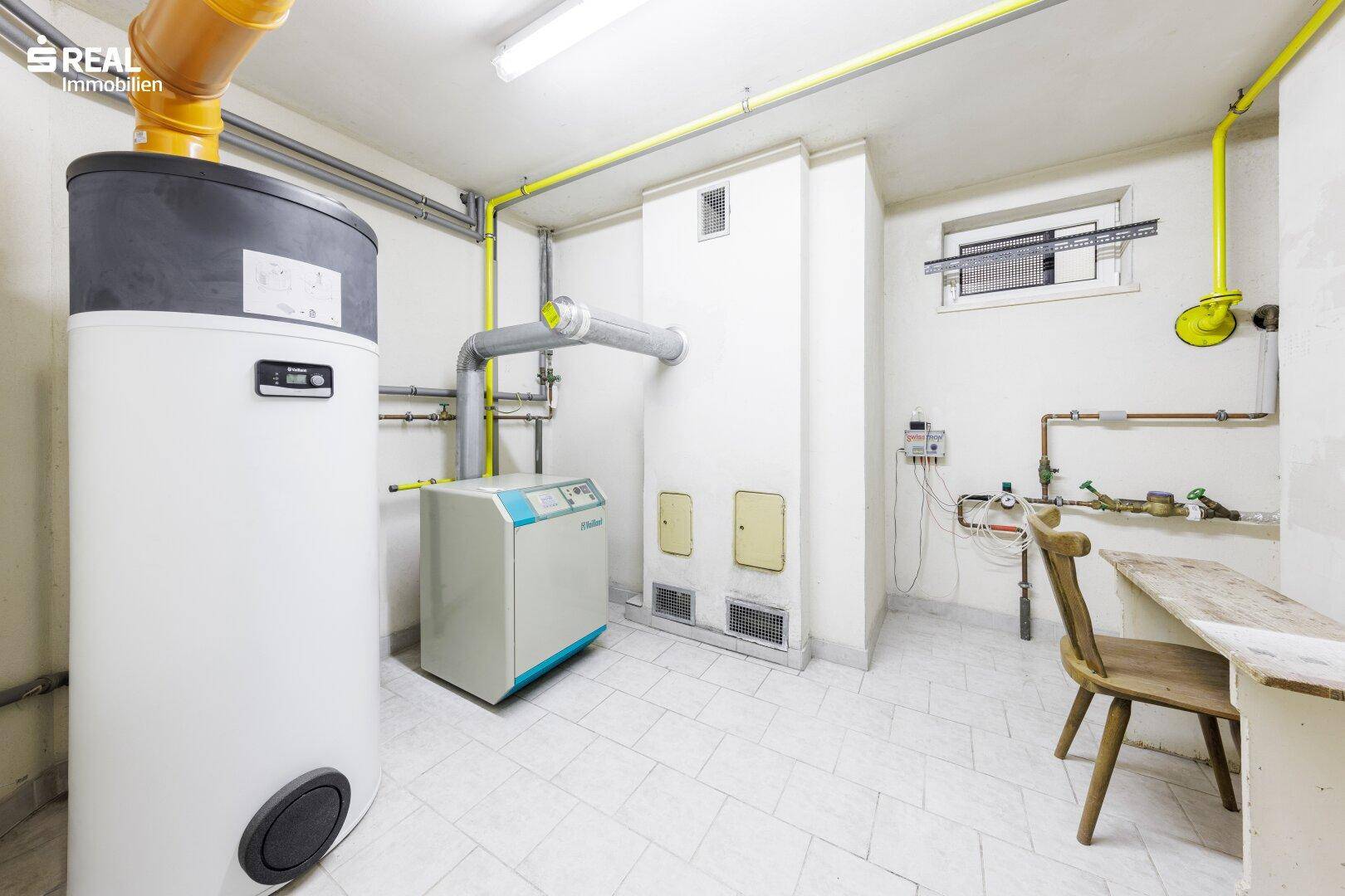 Technikraum im Keller mit Heizungsanlage und Warmwasserspeicher, gut zugänglich und funktional.