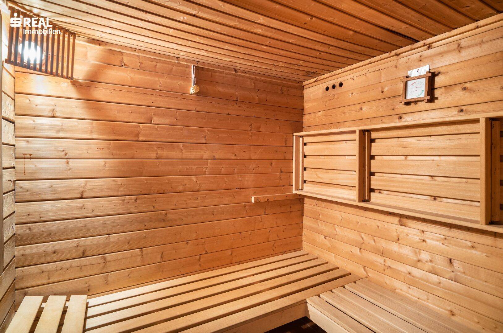 Traditionelle Holzsauna mit Sitzbänken und klassischem Saunaofen für Entspannung.