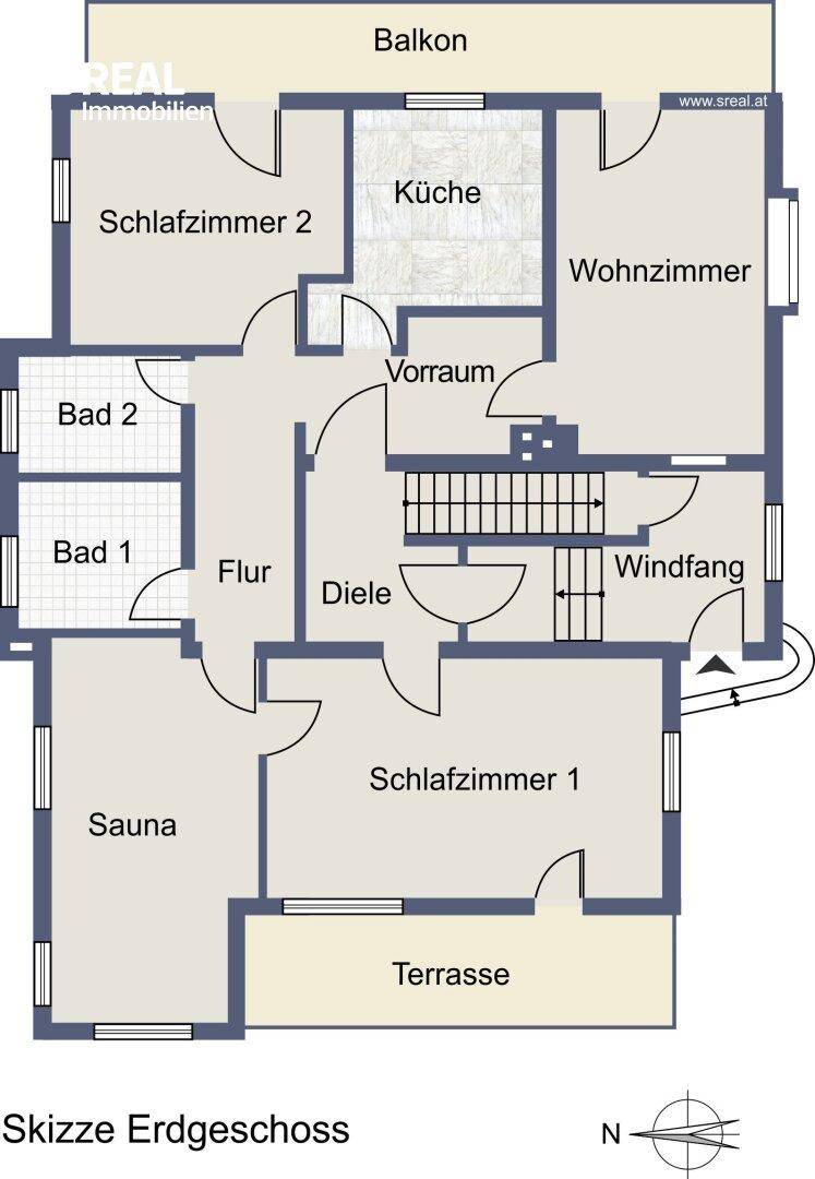 Grundriss des Erdgeschosses mit Schlafzimmern, Küche, Wohnzimmer, Bädern, Sauna, Terrasse und Balkon.