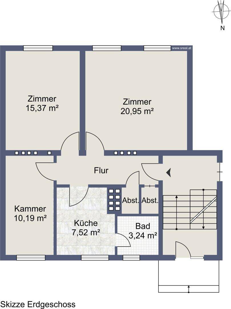 Grundriss des Erdgeschosses mit drei Zimmern, Küche, Bad und Abstellräumen.