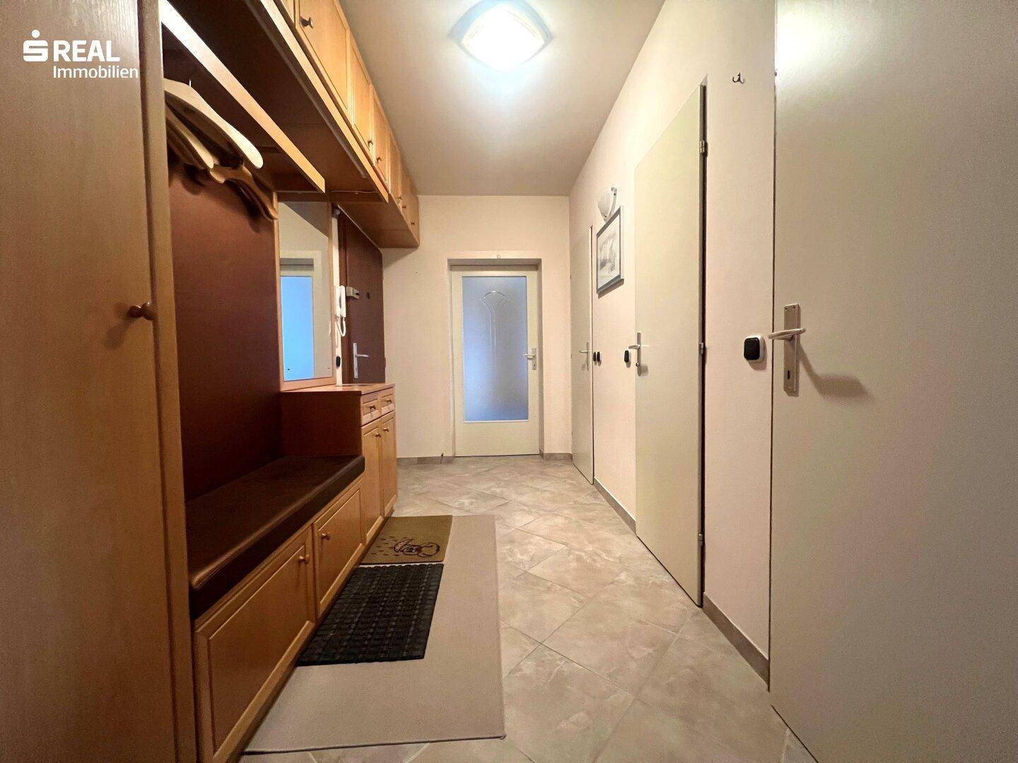 Heller Flur mit praktischer Garderobe und Einbauschränken, ideal für den Eingangsbereich.
