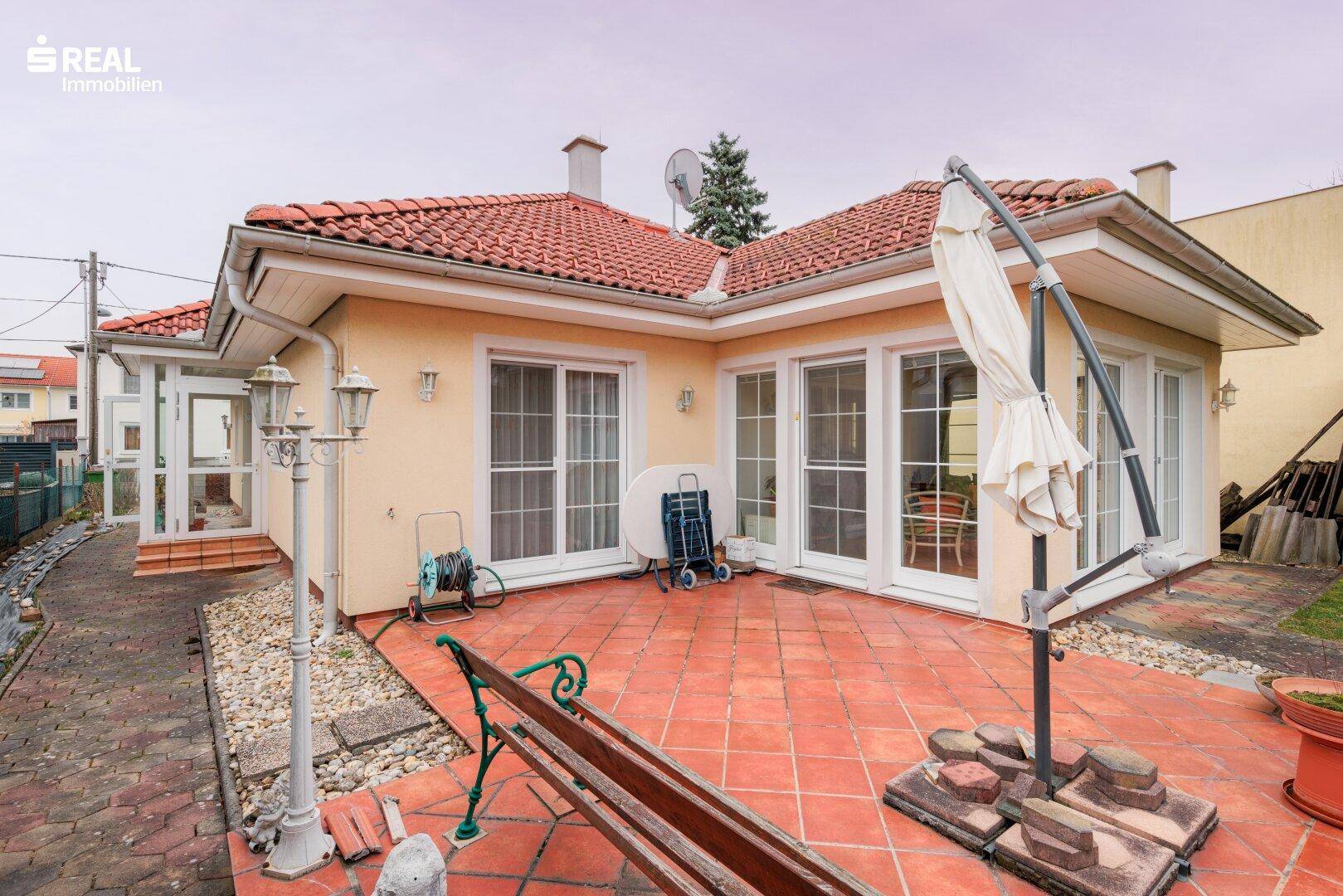 Charmanter 3 Zimmer-Bungalow mit beheiztem Wintergarten, Garage und gepflegter Grünoase! Öffentlich gut angebunden. - Widok 5