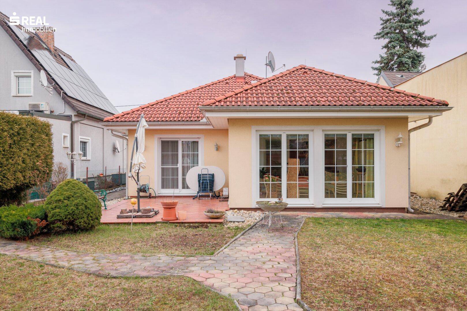 Charmanter 3 Zimmer-Bungalow mit beheiztem Wintergarten, Garage und gepflegter Grünoase! Öffentlich gut angebunden. - Widok 2
