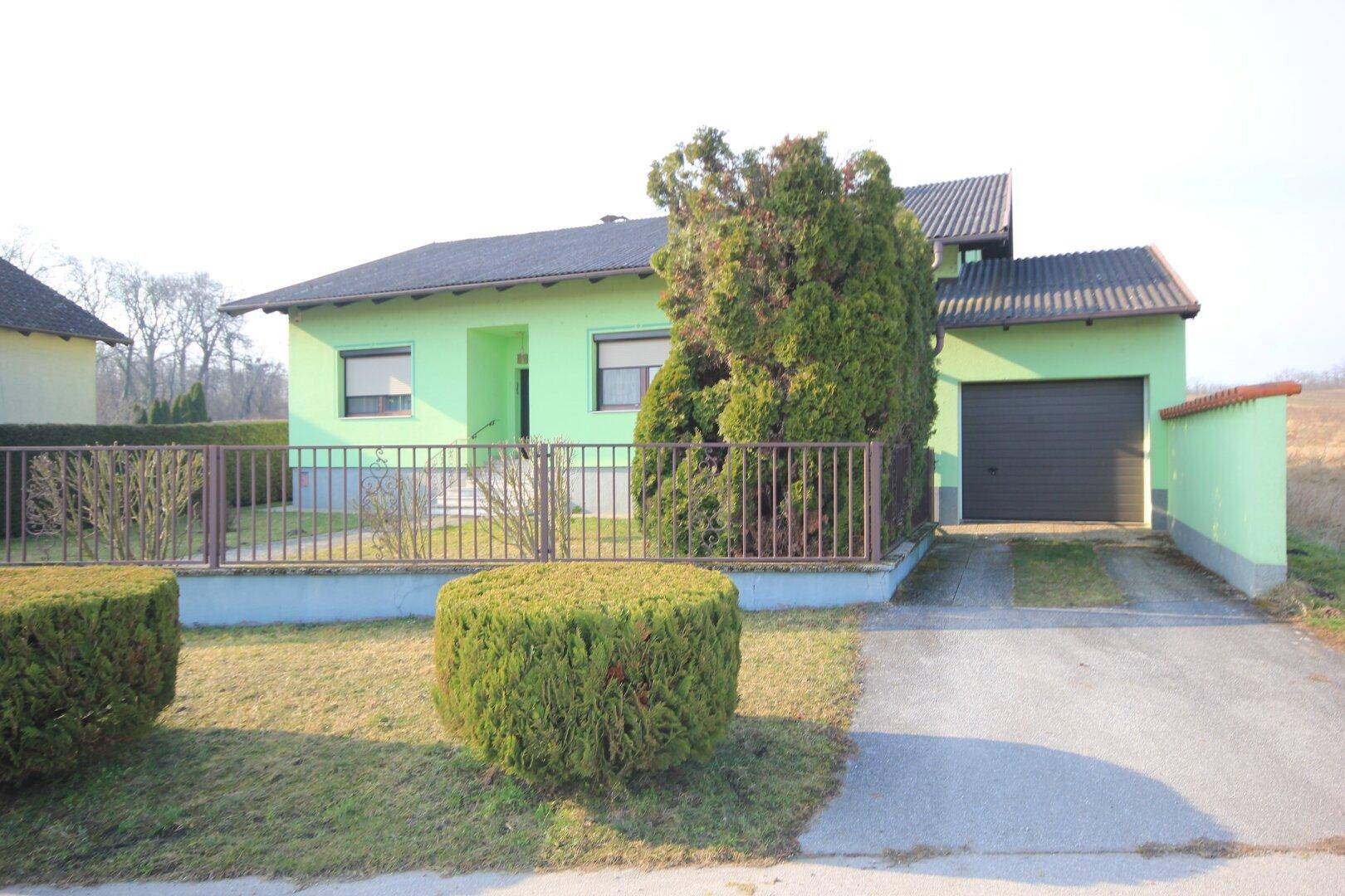 Gepflegtes Einfamilienhaus mit Wintergarten, Garage und Alarmanlage - Ansicht 2