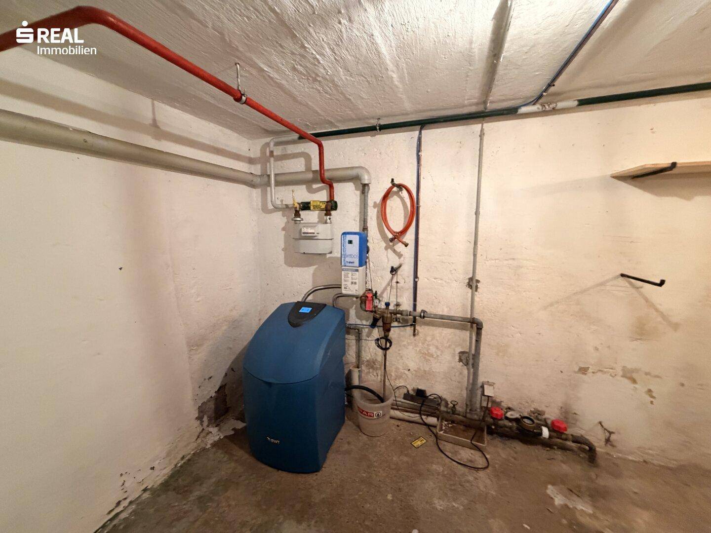 Kellerraum mit Heizungsanlage, Wasserleitungen und Gaszähler.