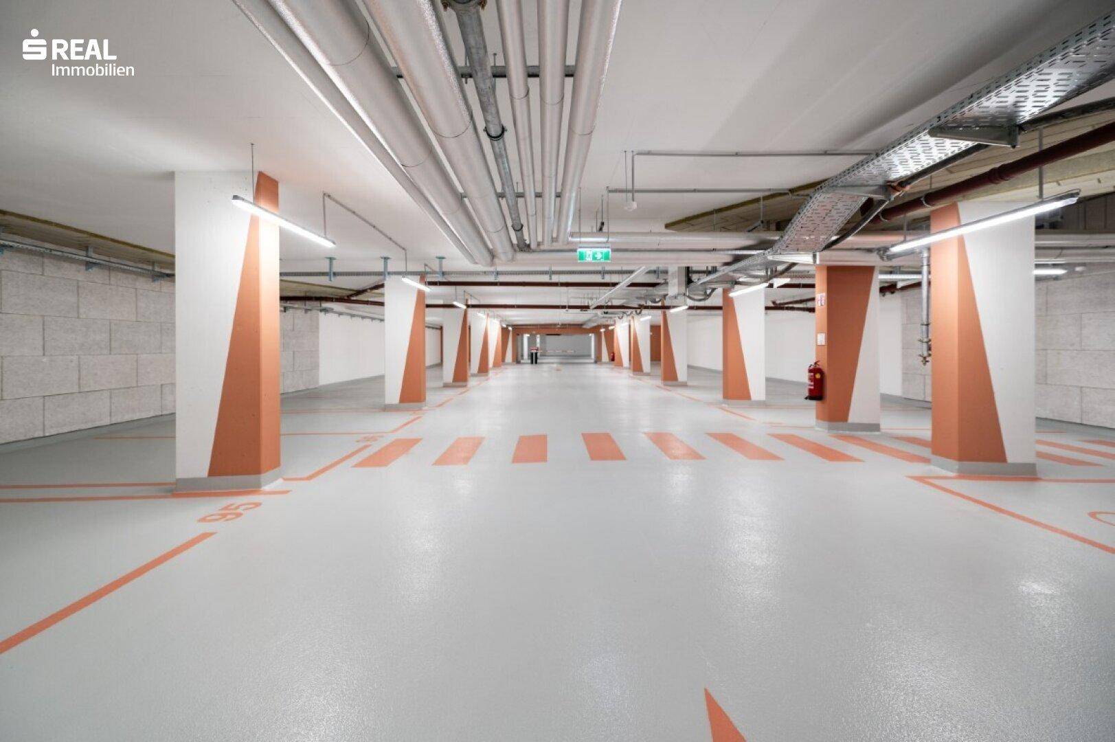 Geräumige Tiefgarage mit vielen Stellplätzen und klarer Markierung.