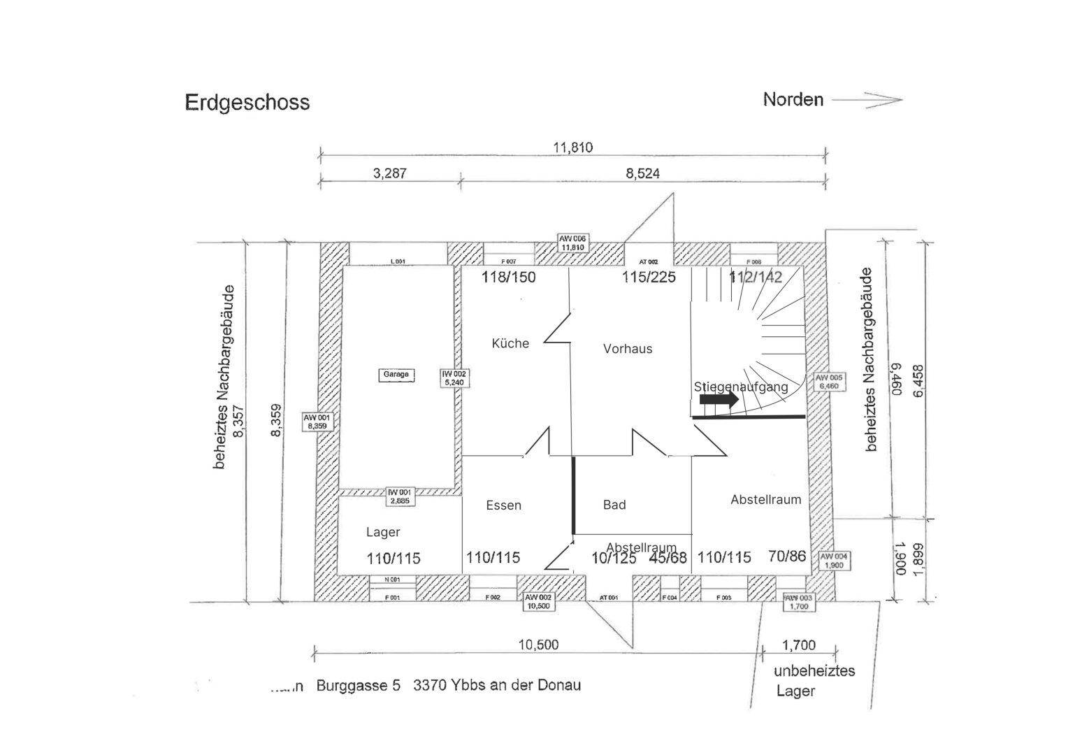 Grundriss des Erdgeschosses mit Küche, Essbereich, Bad, Abstellraum und Garage.