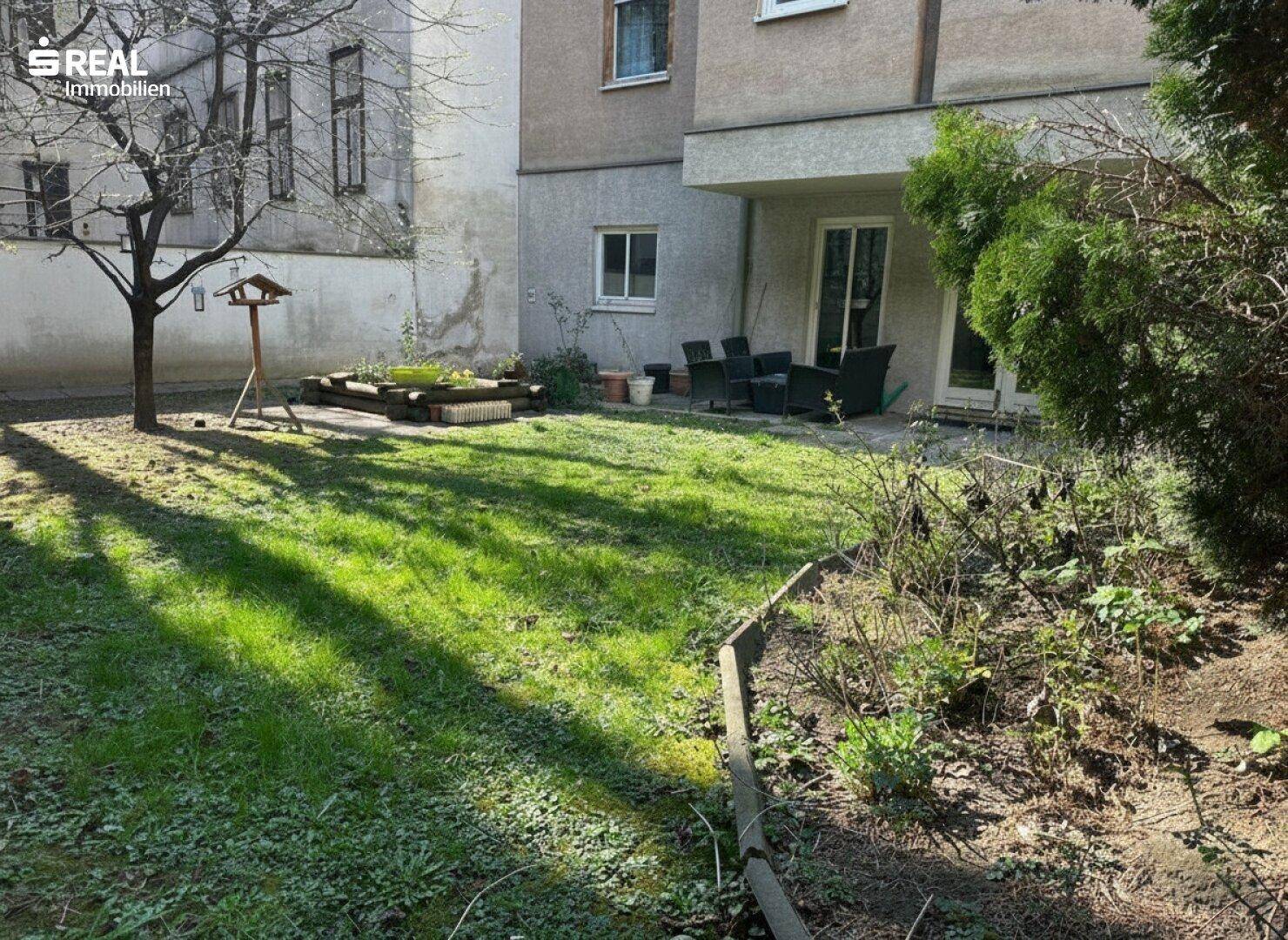 Gepflegter Garten mit Rasen und Bäumen, ideal zum Entspannen im Freien.