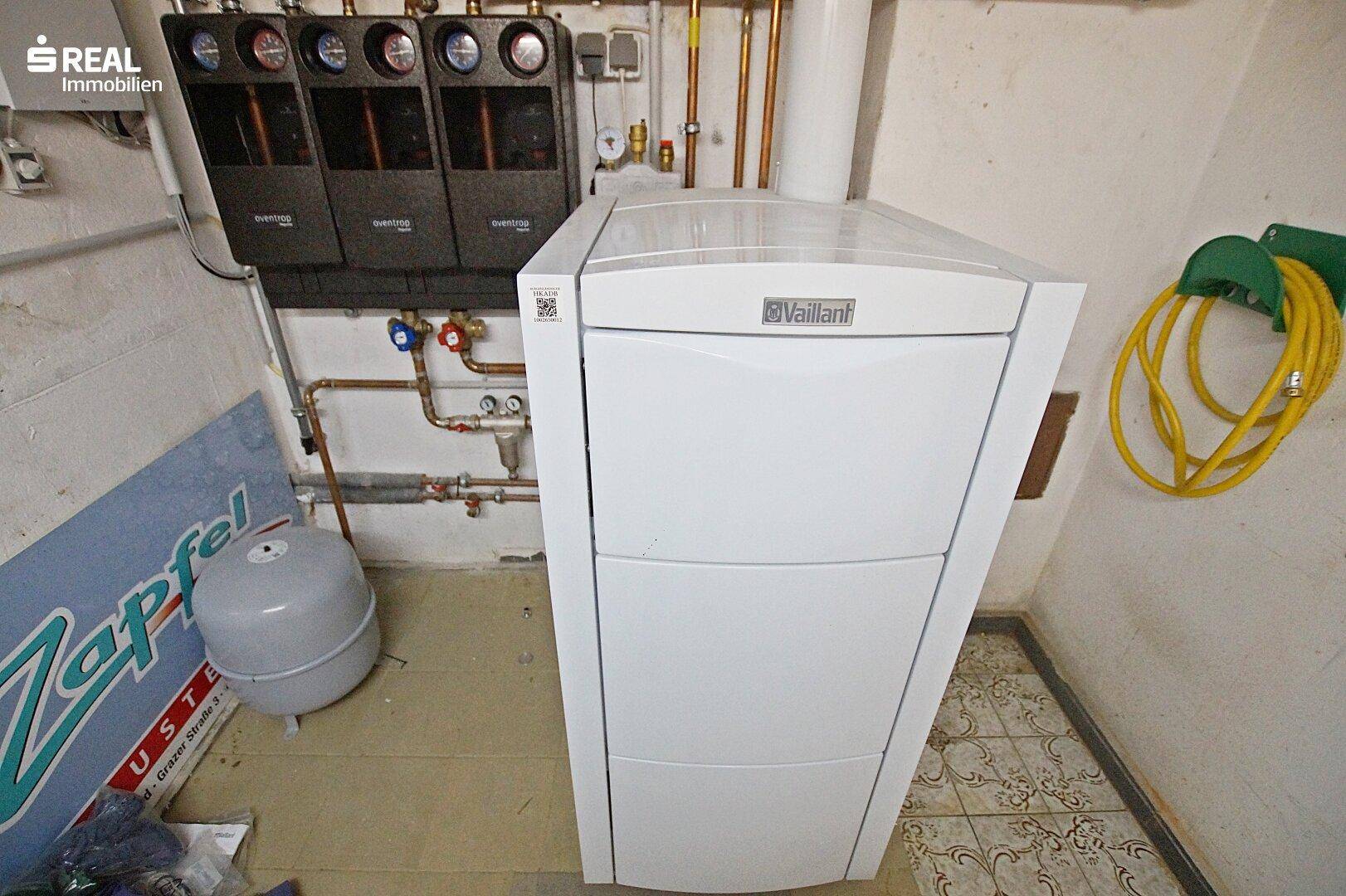 Heizraum mit moderner Vaillant Heizungsanlage und weiteren Installationen.