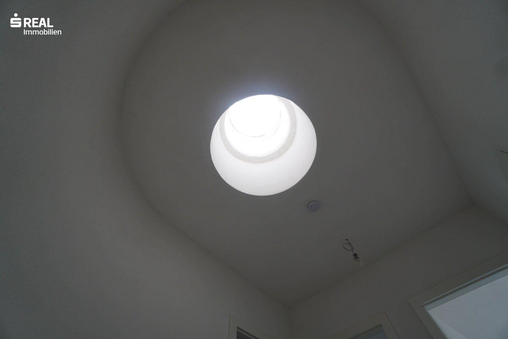 Rundes Oberlicht in der Decke sorgt für natürliches Licht im Treppenhaus.