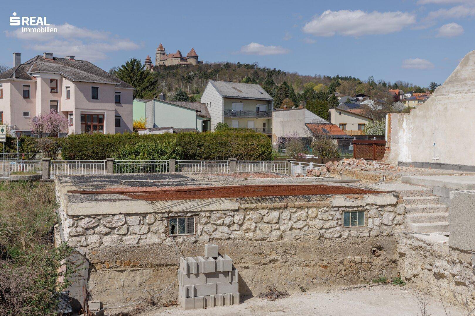 traumhaftes Baugrundstück für ein Doppelhaus oder Einfamilienhaus mit Blick auf die Burg Kreuzenstein! - Widok 2