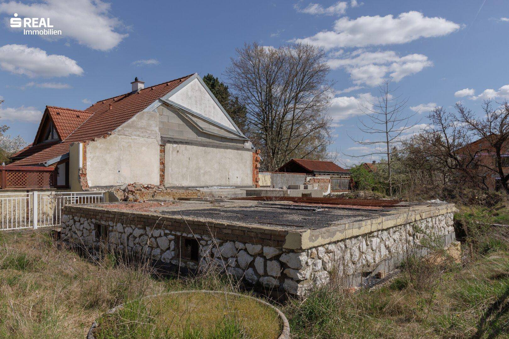 traumhaftes Baugrundstück für ein Doppelhaus oder Einfamilienhaus mit Blick auf die Burg Kreuzenstein! - Widok 3