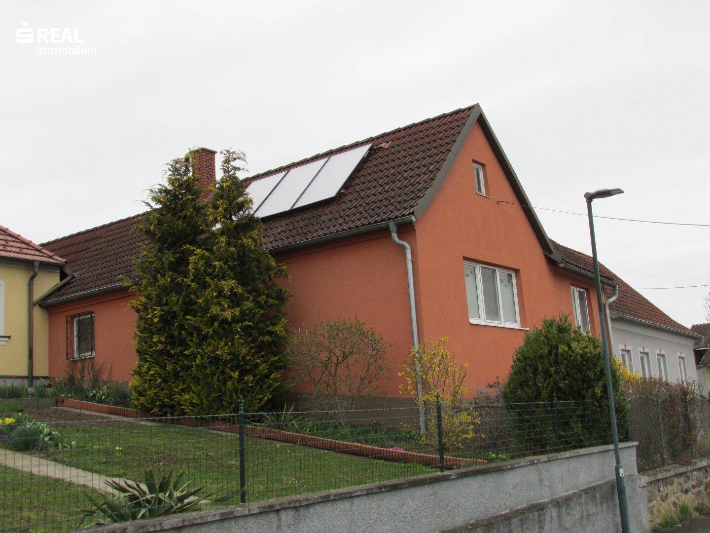 Gepflegtes Landhaus mit Carport, Nebengebäude, Garten und uneinsehbarem Innenhof - Ansicht 2