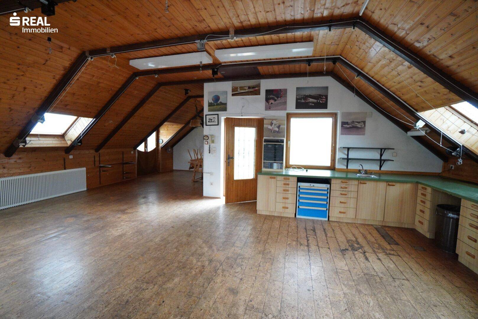 Panoramablick in den weitläufigen Dachbodenraum mit Holzbalken und viel natürlichem Licht.