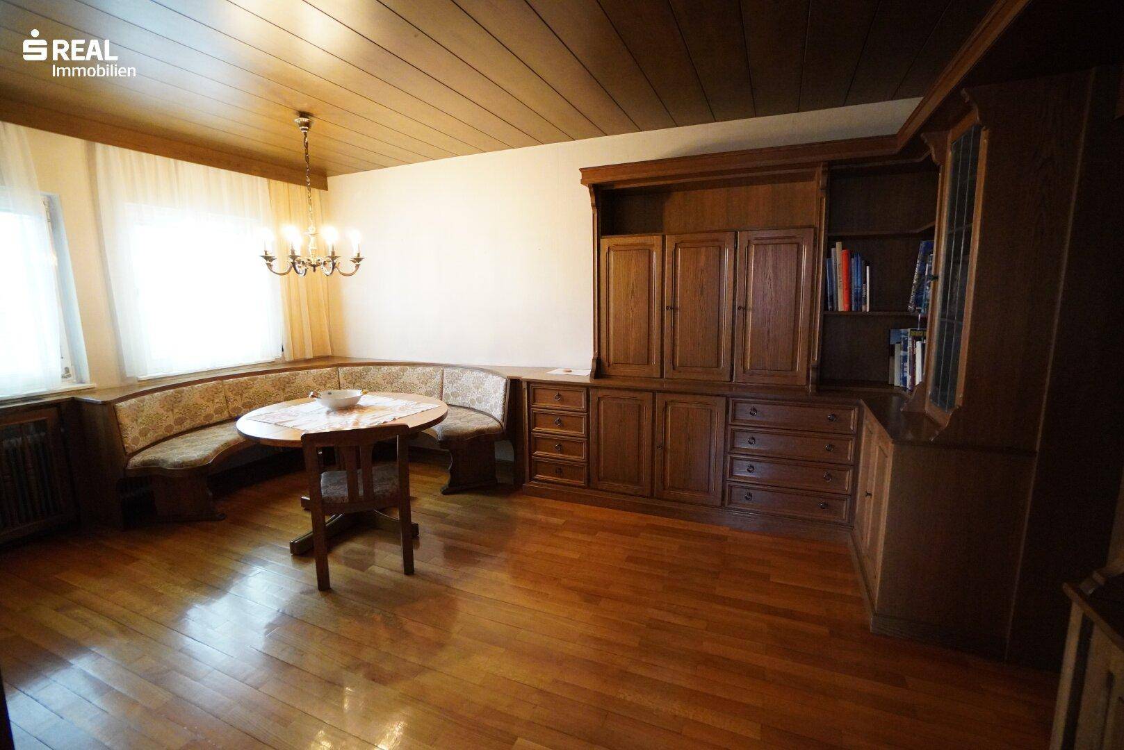 Gemütlicher Essbereich mit Holztisch, Eckbank und Holzdecke.
