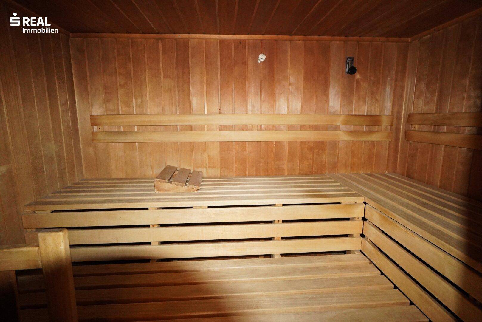 Traditionelle Holzsauna mit mehreren Bänken für Entspannung und Wellness.