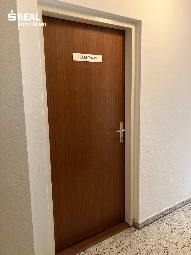 Tür zu einem Hobbyraum im Keller, ideal für Freizeitaktivitäten.