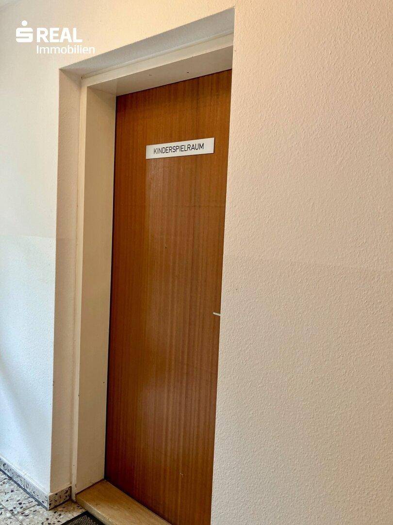 Tür zu einem Kinderspielraum im Keller, ein Bereich für die Kleinen.
