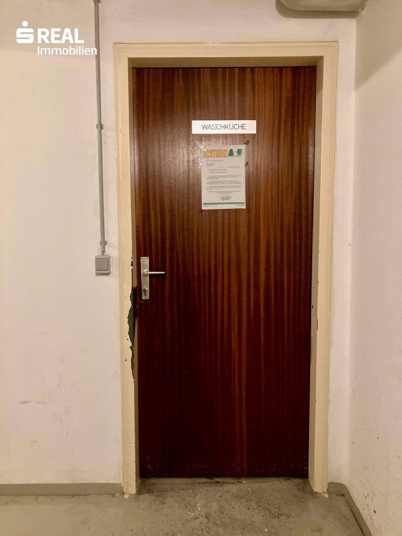 Tür zur Waschküche im Keller, ein praktischer Gemeinschaftsraum.