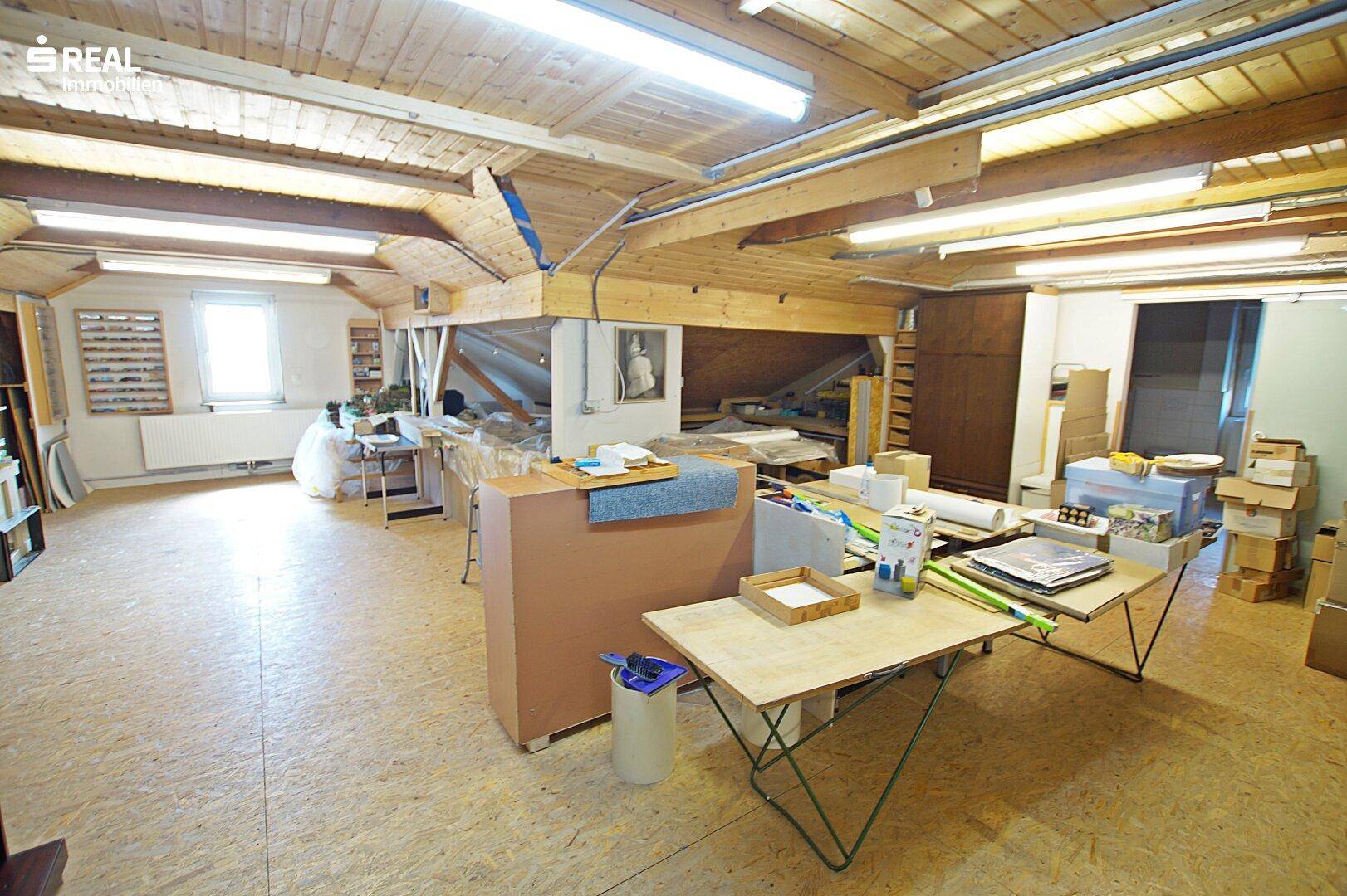 Geräumiger Dachboden mit Holzbalken und viel Stauraum, ideal für Ausbau oder Lagerung.