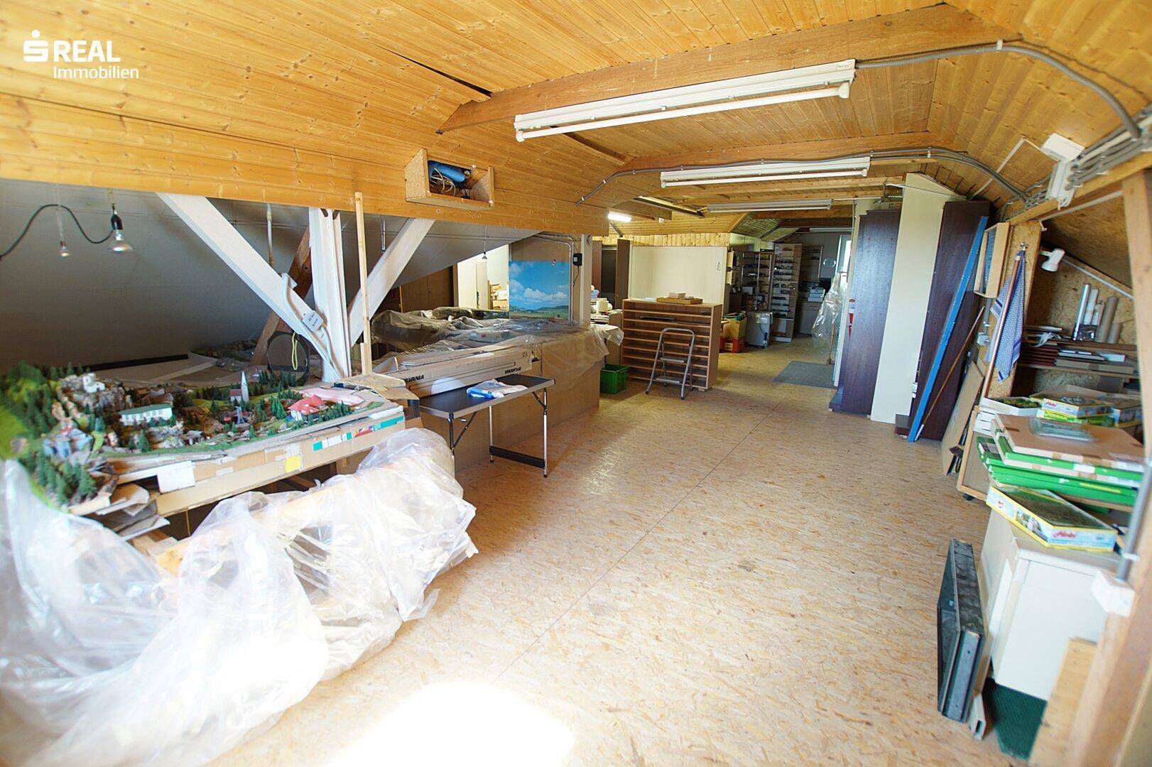 Großer Dachboden mit Holzverkleidung und Stauraum, bietet Potenzial für zukünftige Nutzung.