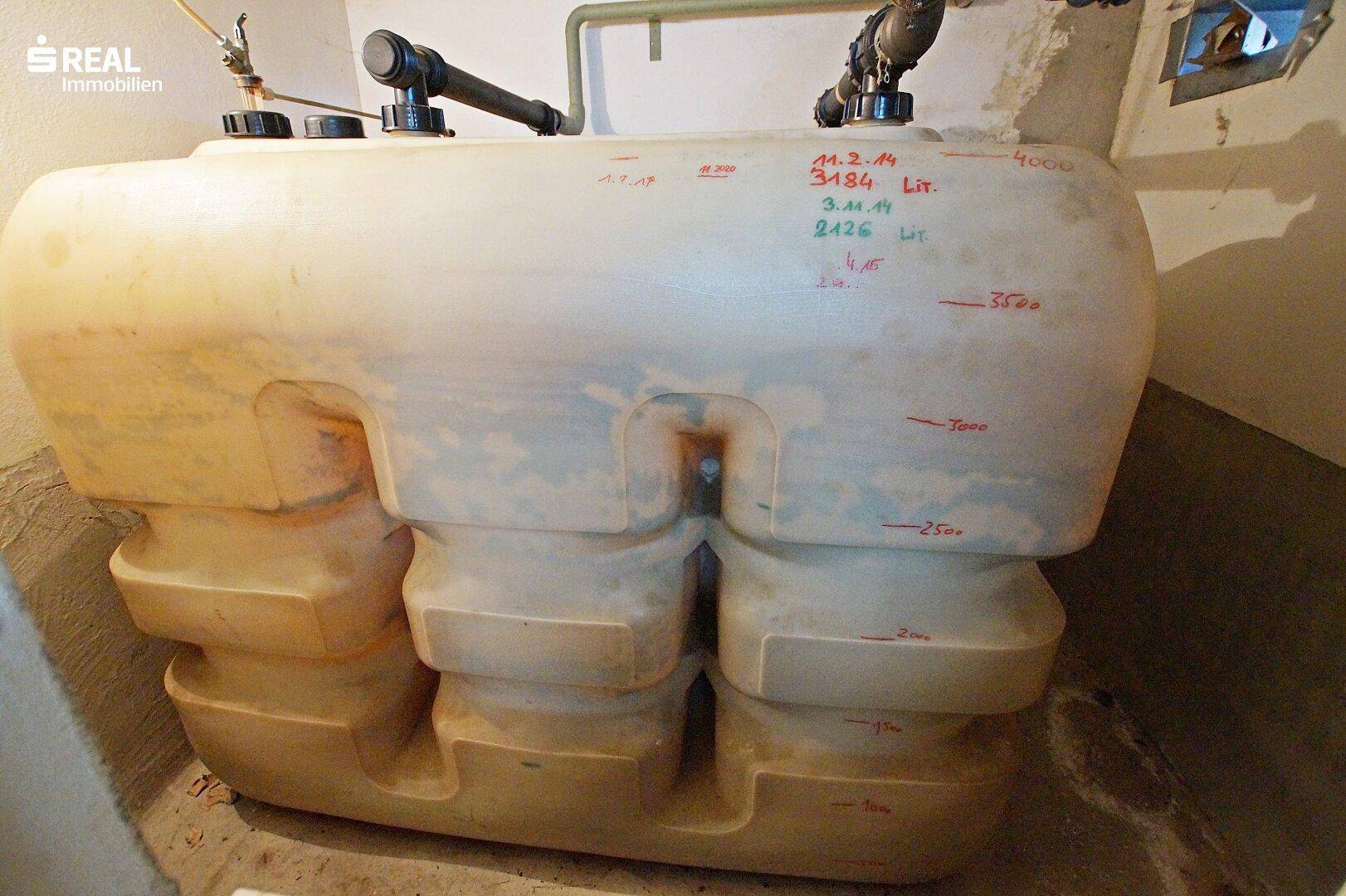 Lagerraum für Heizöltanks im Keller, mit Füllstandsanzeigen und Leitungen.