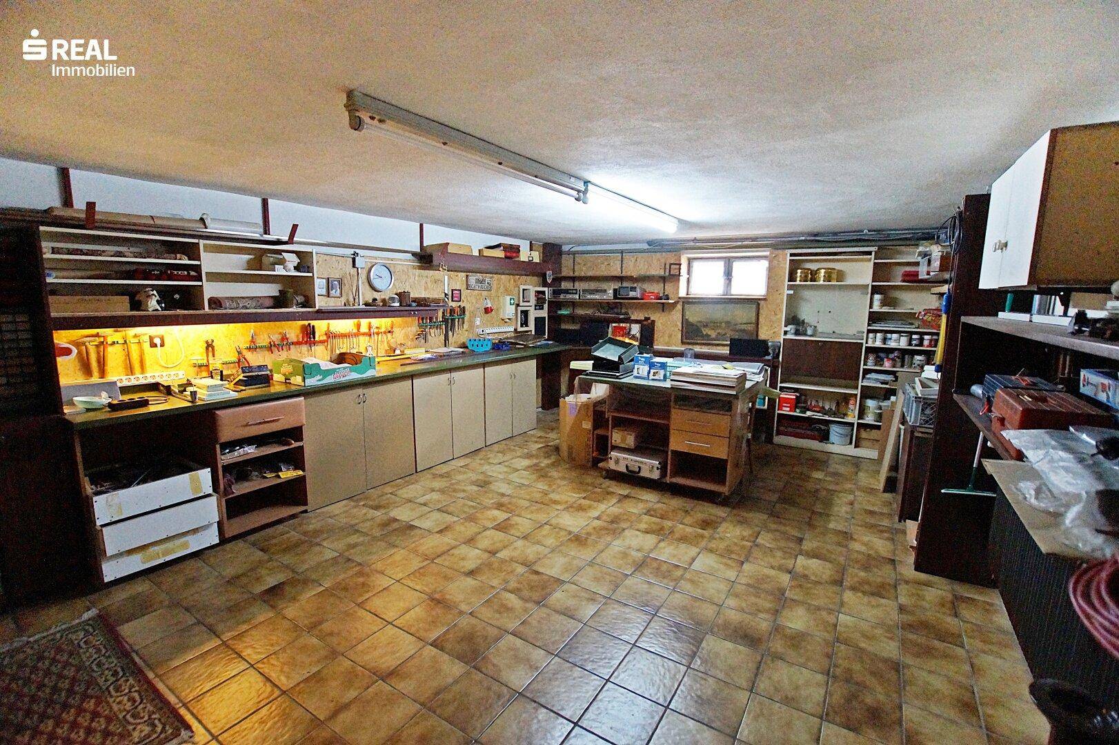 Große Werkstatt im Keller mit Arbeitsflächen, Regalen und viel Platz für Hobbys.