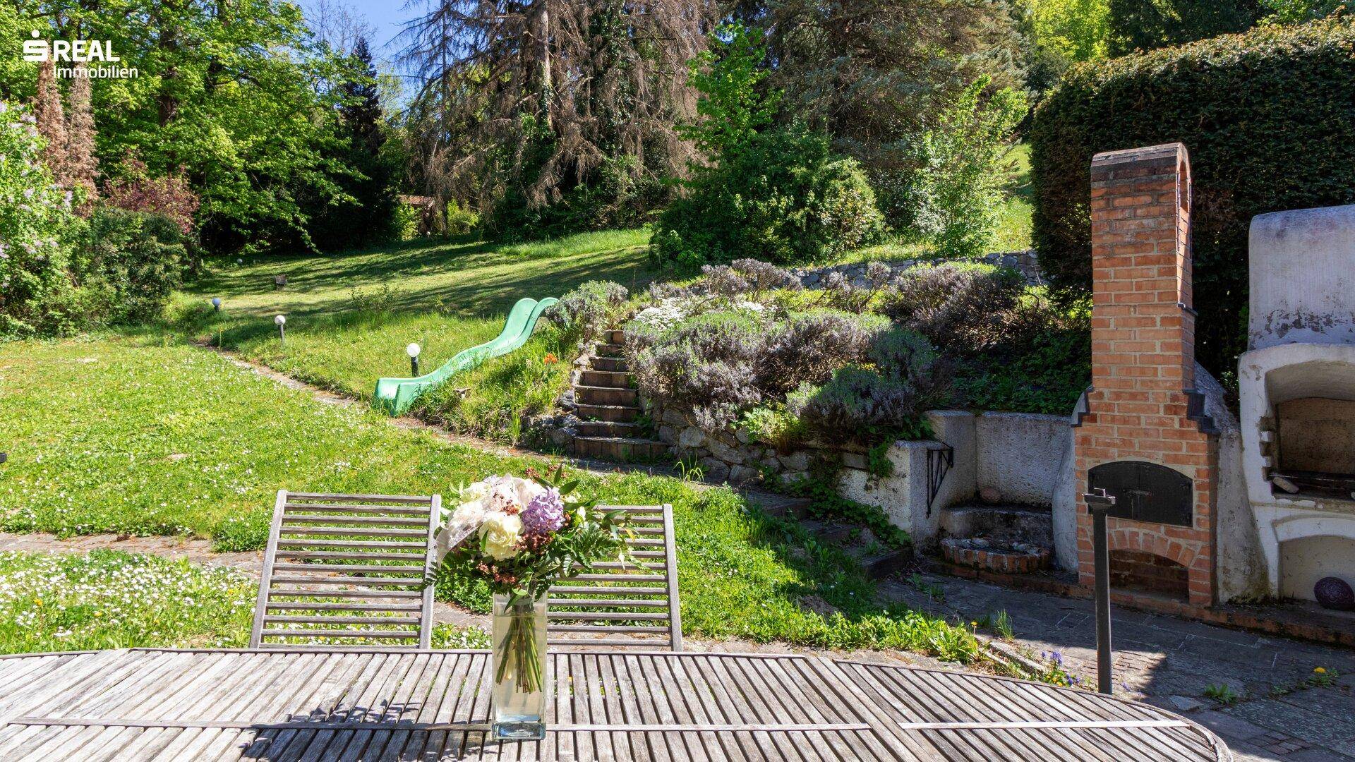 Gepflegter Garten mit Terrasse, Grillplatz und viel Grünfläche zum Entspannen.
