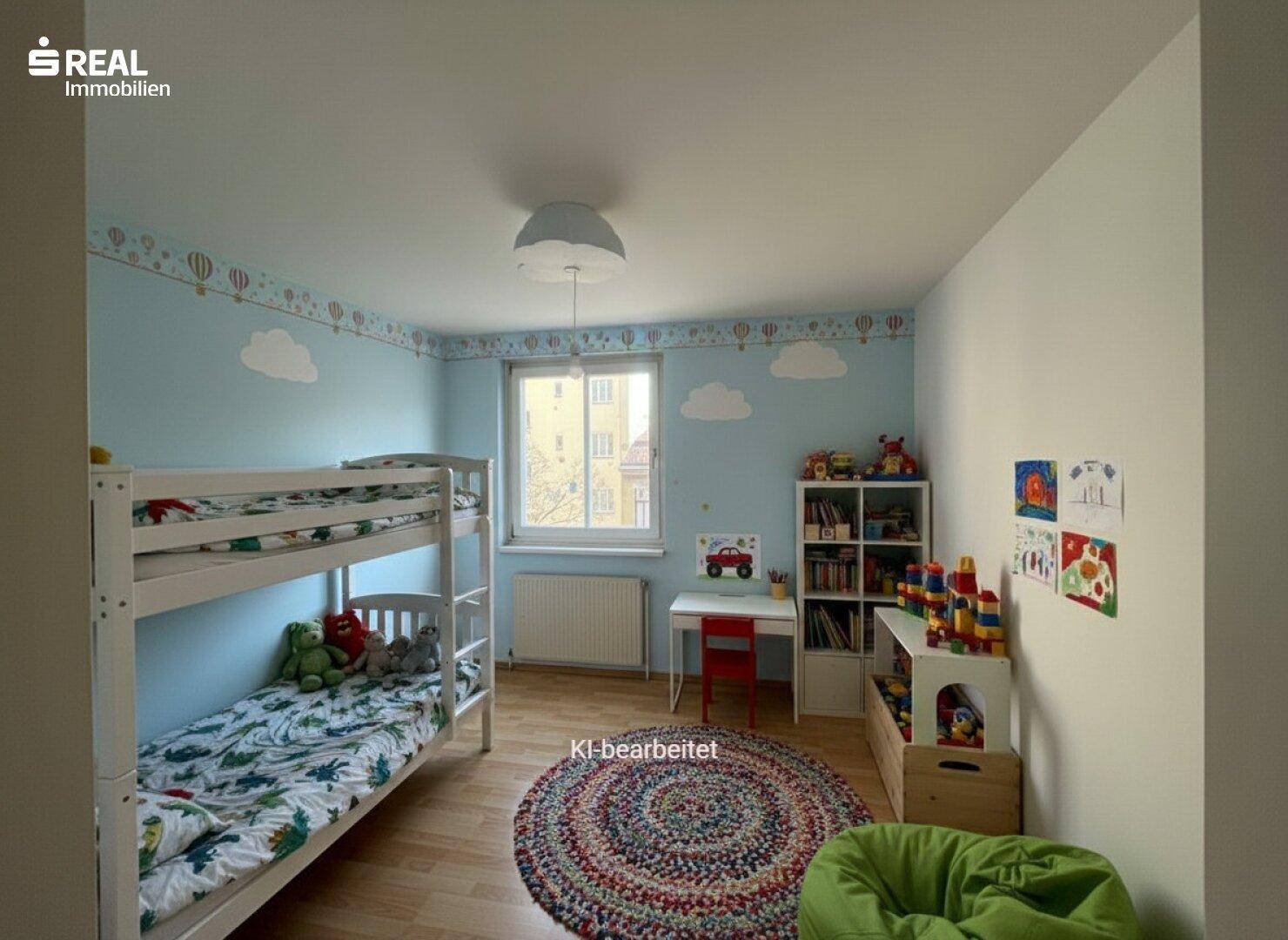 Freundliches Kinderzimmer mit Etagenbett, Holzboden und verspielter Wanddekoration.