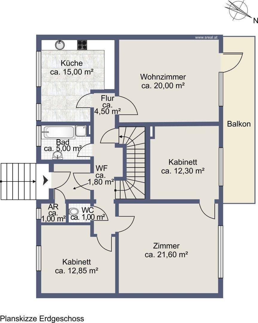 Grundriss des Erdgeschosses mit Küche, Wohnzimmer, Bad, WC und Balkon.