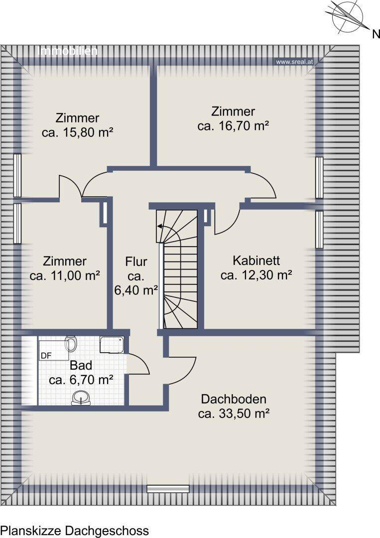 Grundriss des Dachgeschosses mit mehreren Zimmern, Bad und Dachbodenbereich.