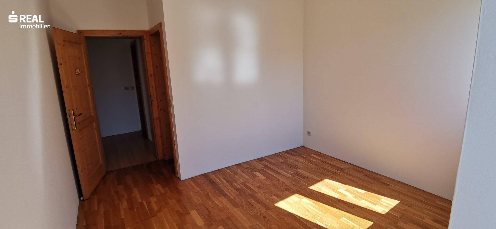 Top Lage - 4-Zimmer-Wohnung mit Loggia, Klimaanlage und Schwedenofen - unmittelbar beim Schulzentrum, Bahnhof und Stadtzentrum! – další