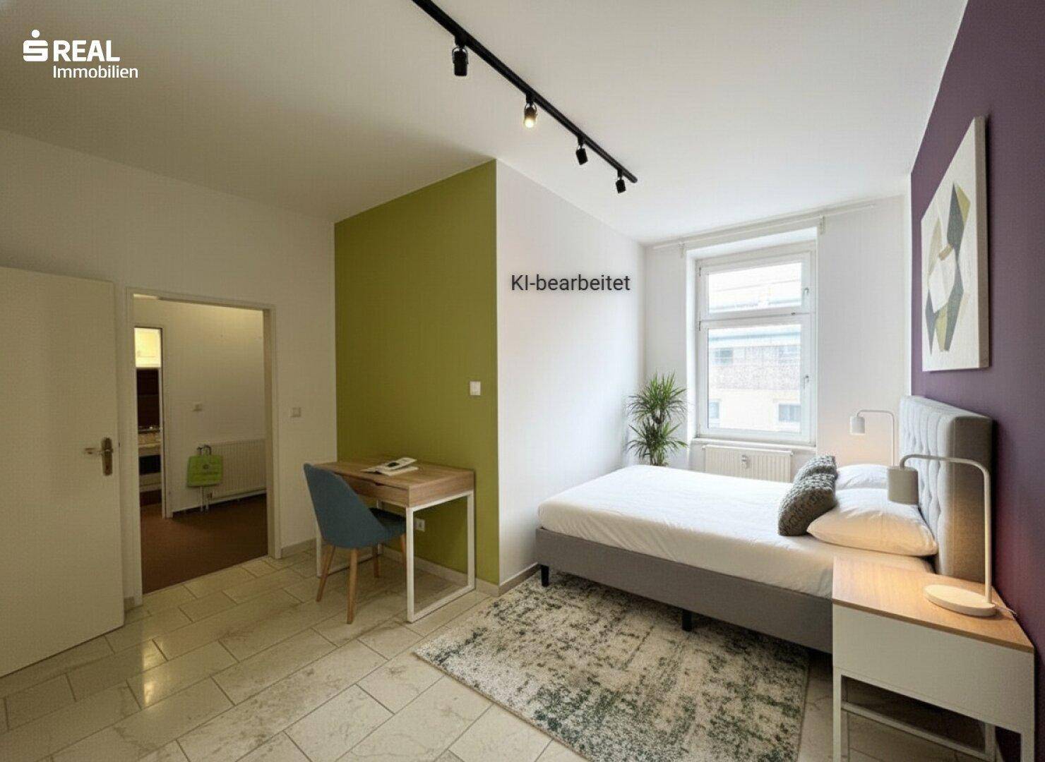 Gemütliches Schlafzimmer mit Bett, Schreibtisch und Fliesenboden, teilweise grün und violett gestrichen.