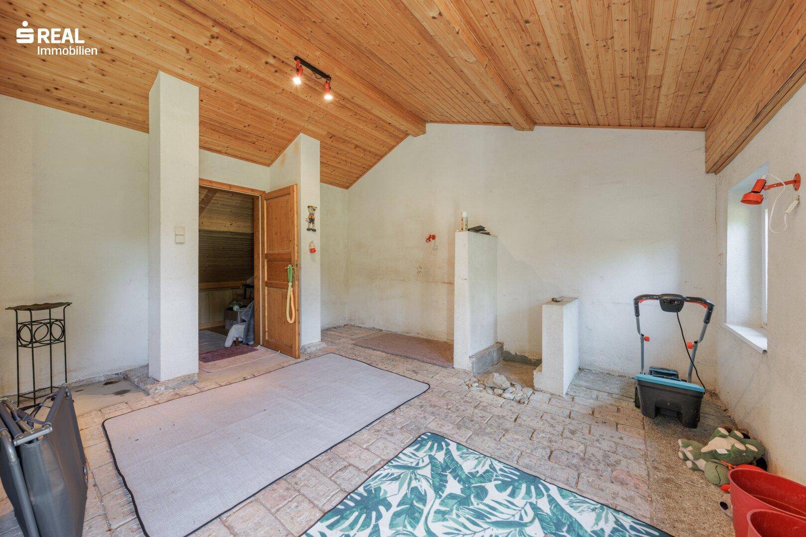 Kellerraum mit Sauna, Holzbalkendecke und rustikalem Bodenbelag, perfekt für Entspannung und Wellness.