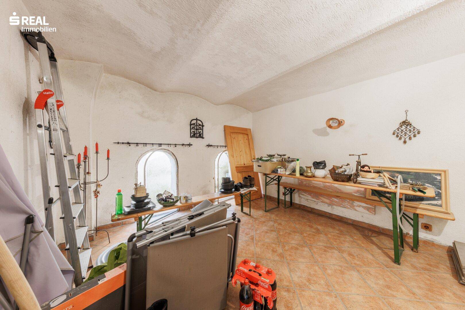 Geräumiger Abstellraum mit gewölbter Decke und praktischen Ablagemöglichkeiten, bietet viel Stauraum.