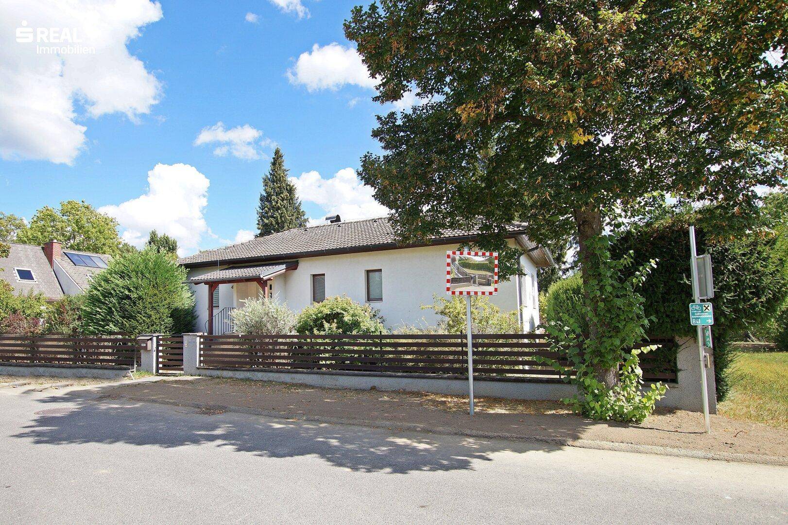 Sonnenland Burgenland! Traumhafter Bungalow mit Vollkeller und Carport in toller Lage! - Widok 2
