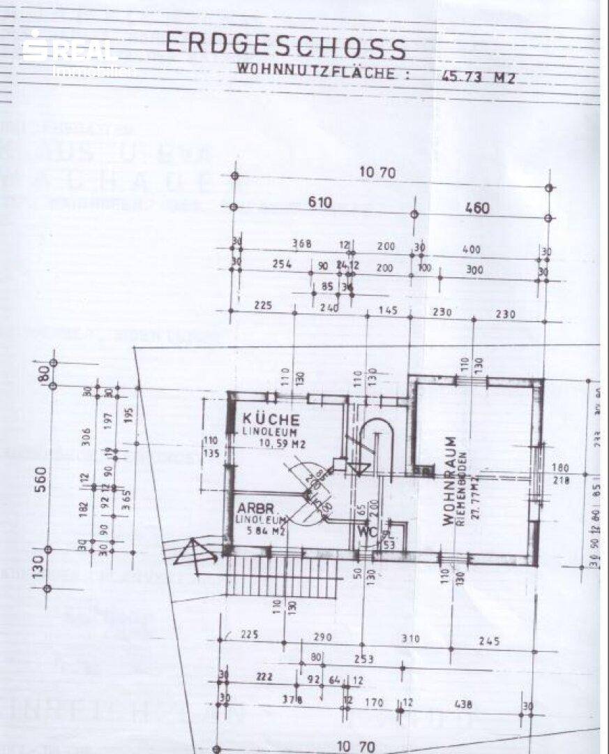 Grundriss des Erdgeschosses mit offener Küche, Wohnraum, WC und Arbeitszimmer.