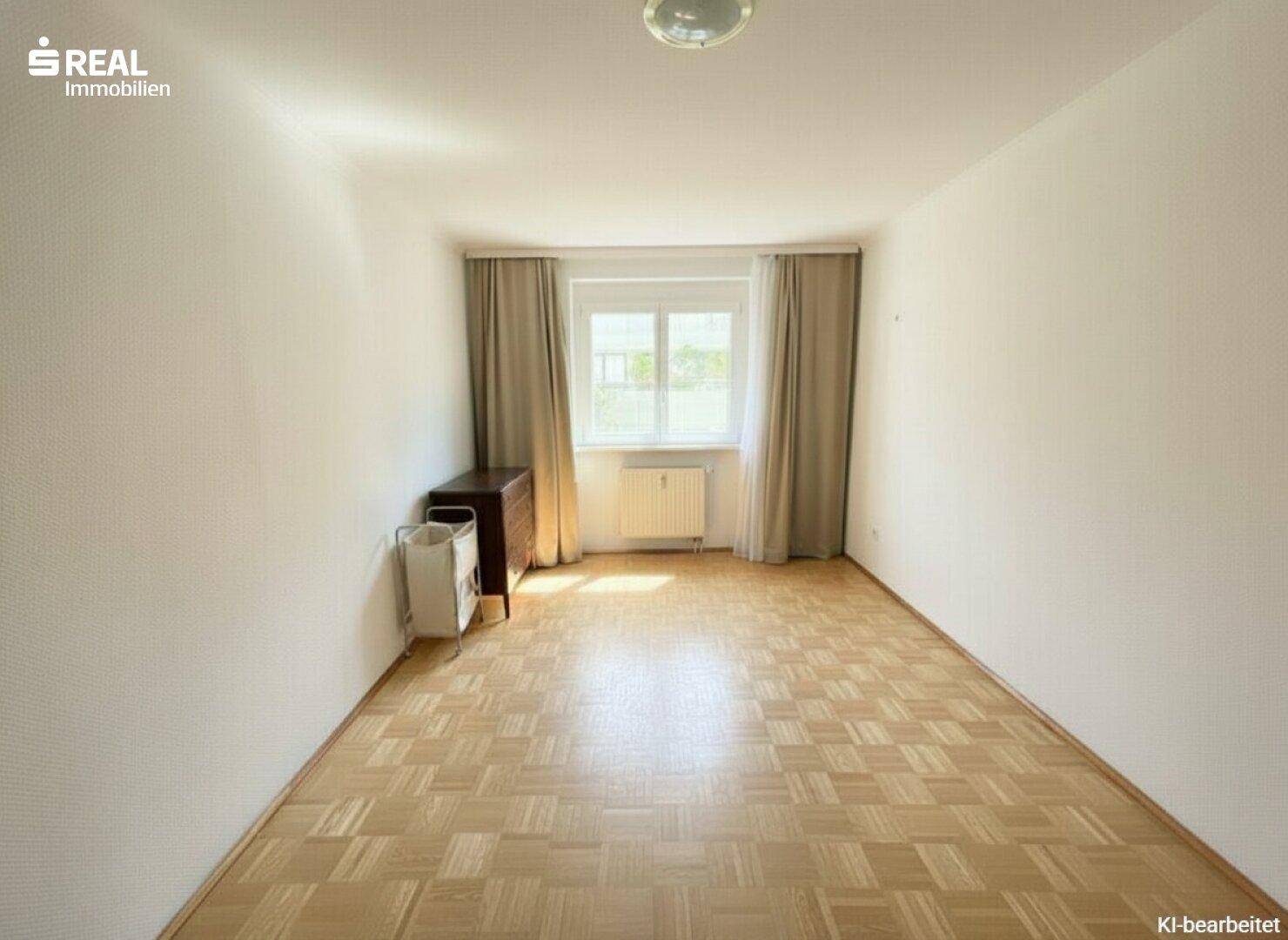 Helles Schlafzimmer mit Parkettboden, Fenster und Vorhängen, bietet Platz für Möbel.