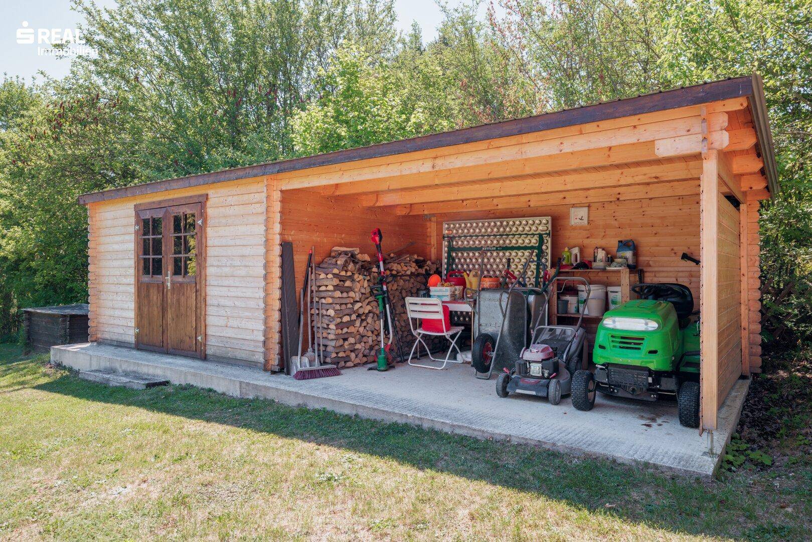 Praktisches Gartenhaus aus Holz mit Stauraum für Gartengeräte und Brennholz.