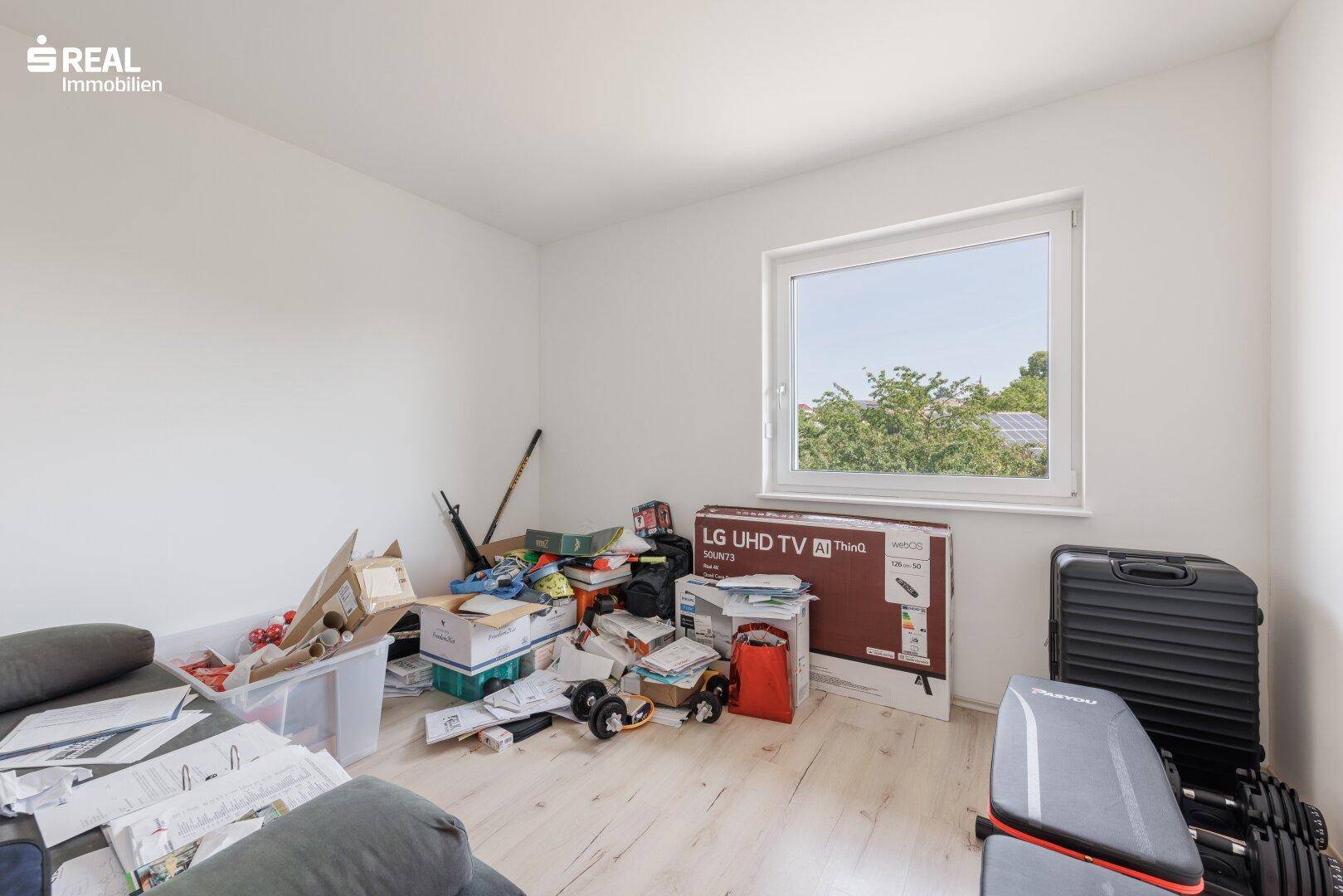 Helles Zimmer mit Fenster und Stauraum, vielseitig nutzbar als Schlaf- oder Abstellraum.