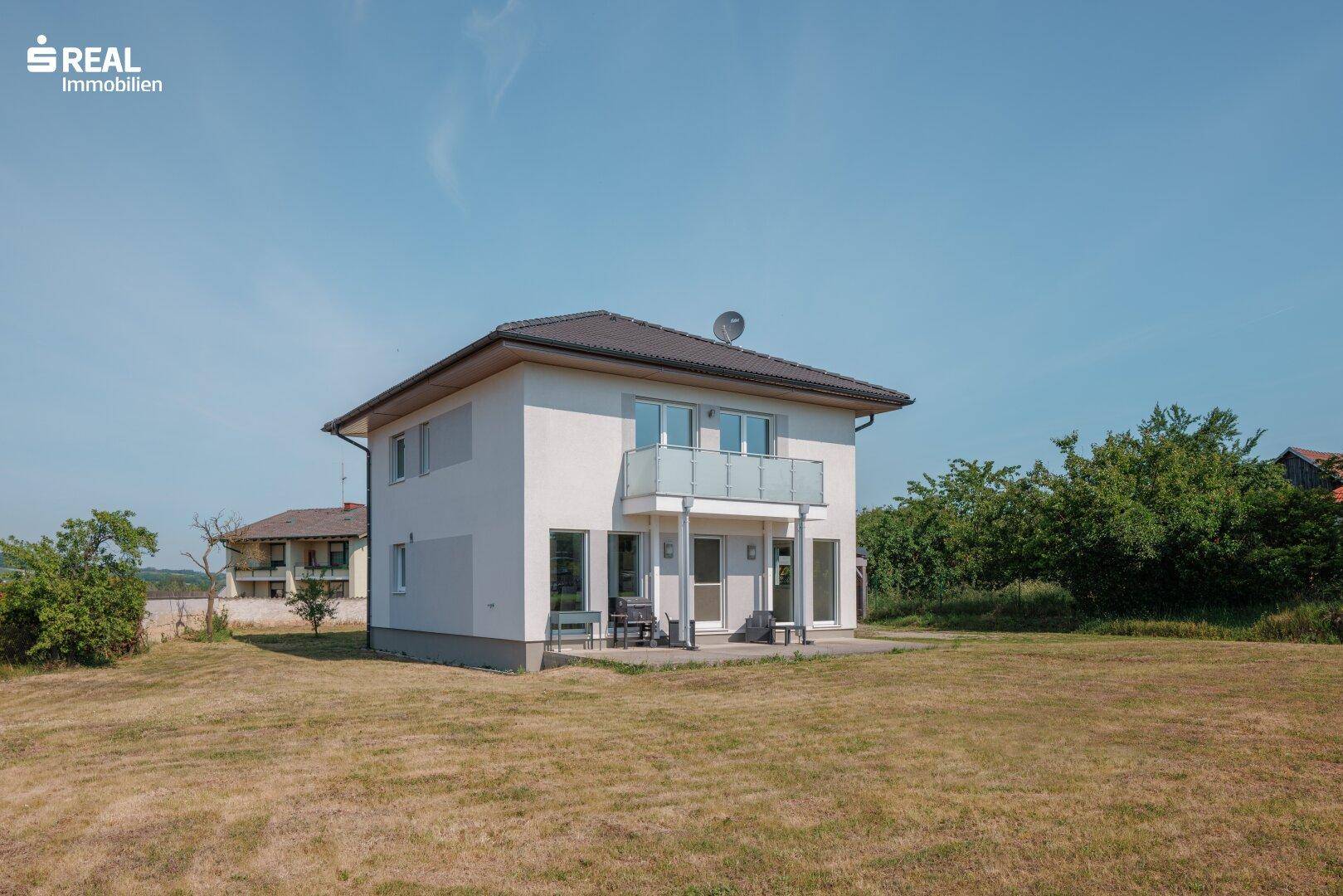 Freistehendes Einfamilienhaus mit großem Garten und weitem Blick in die Landschaft.