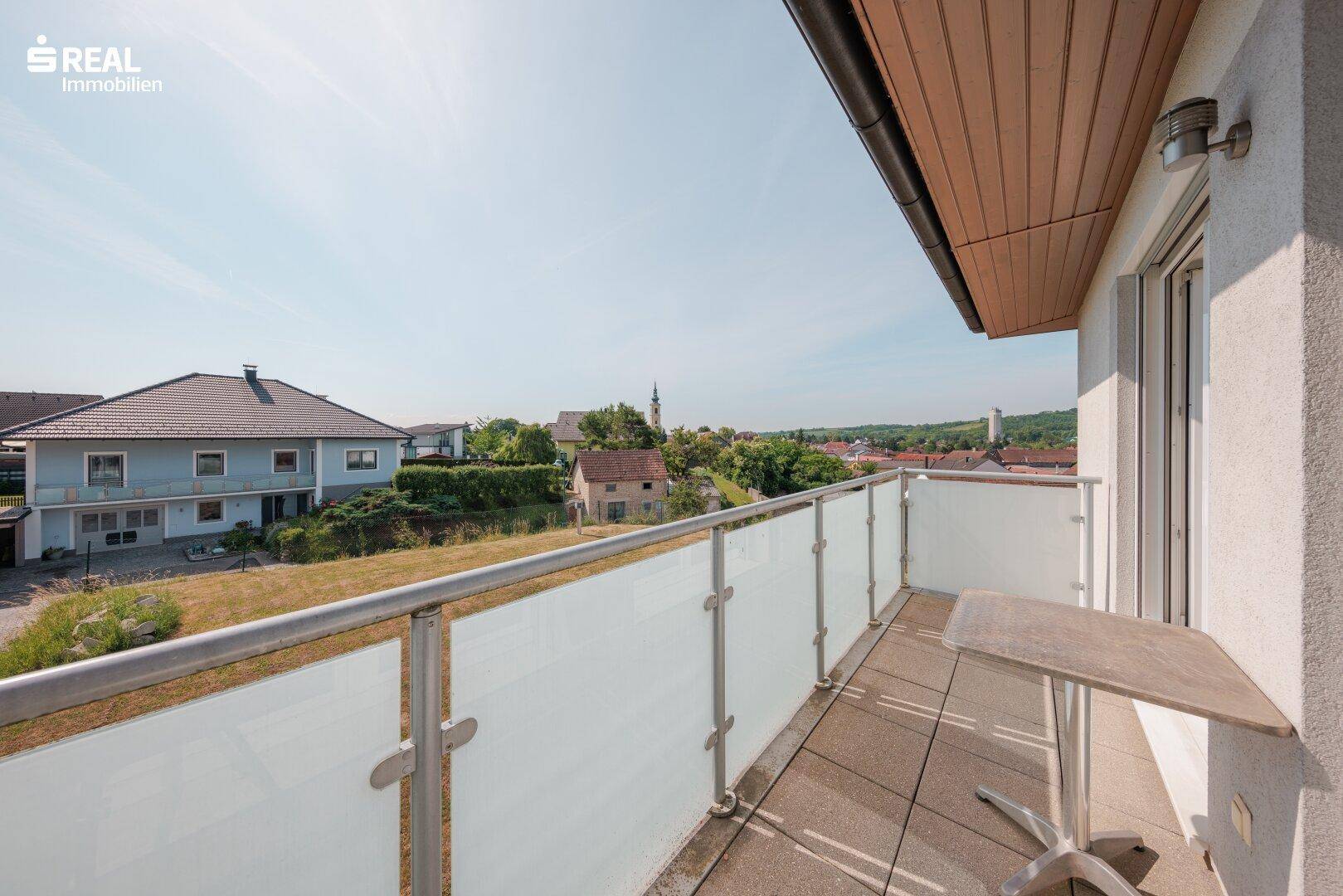 Geräumiger Balkon mit Tisch und Stuhl, bietet weiten Blick über die Umgebung.
