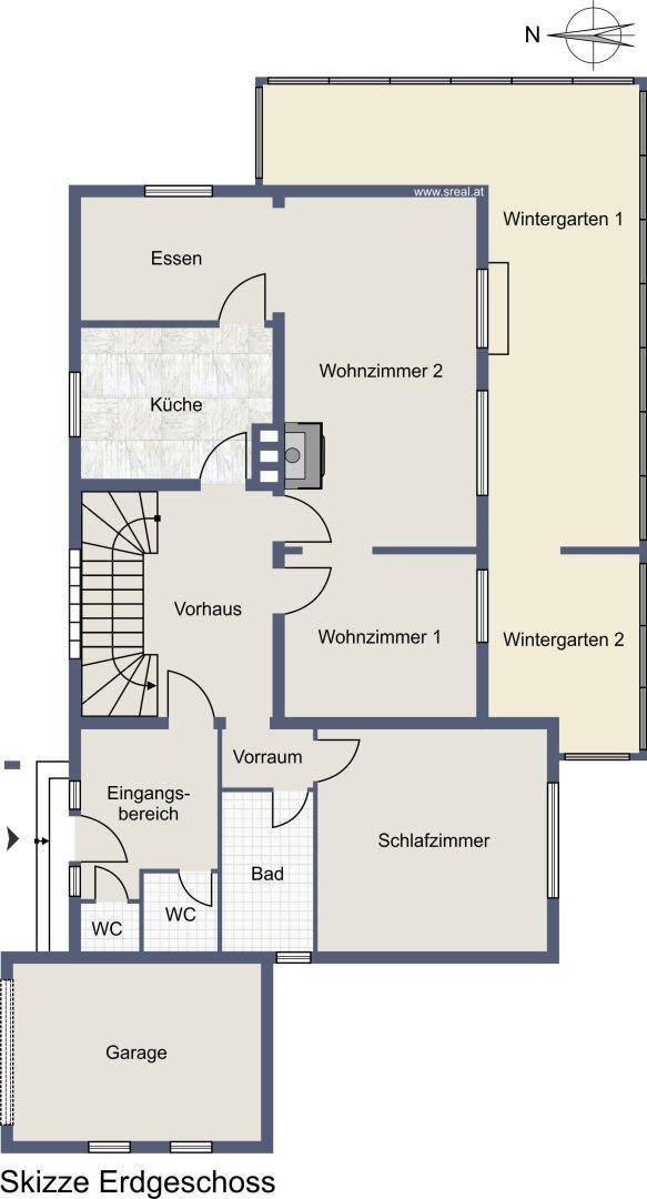 Grundriss des Erdgeschosses mit Küche, Wohnzimmern, Schlafzimmer, Garage und zwei Wintergärten.